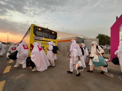 زایران عرفات را به سمت مشعرالحرام ترک می کنند